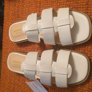 LIZ CLAIBORNE SIGNATURE BRAND WOMEN'S CREAM SANDALS WITH MEMORY FOAM SIZE 8